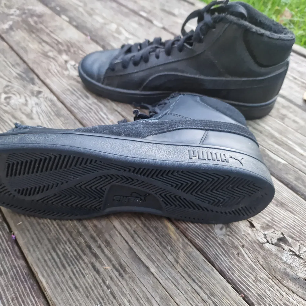 Puma sneakers strl 39 i bra skick. Lätt fodrade. . Skor.