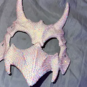 intressekoll! hemmagjord halloween mask! de finns hål så man kan sätta fast ett snöre🥰