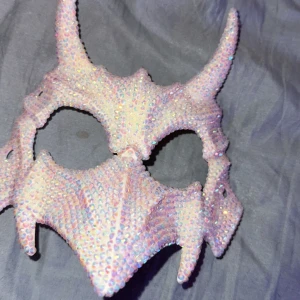 diamant halloween mask - intressekoll! hemmagjord halloween mask! de finns hål så man kan sätta fast ett snöre🥰