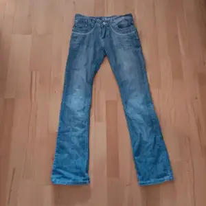 Ett par jeans från st.diego :) innerbenslängd 87 cm, midjemått 36 cm