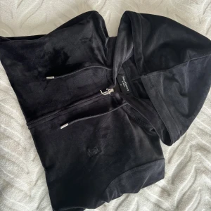 Juicy Couture Tröja - Fint skick, tvättat enligt tvättlapp och skött om den. Dock ett brännmärke i armen som knappast syns. Är du ens S men inte vill ha den magtröjad så passar den perfekt.