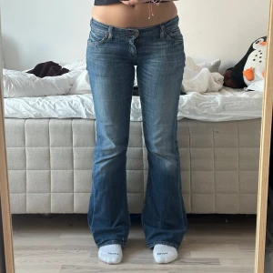 Lågmidjade jeans  - Midjemått 78 passar mig som har S - XS i jeans, går att köpa med köp nu❤️ Storlek 30  Säljs även på Vinted! elenafath1