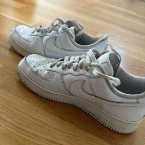 Air Force 1 - I Bra Skick, Lite Använda men ser bra ut. Strlk 41 