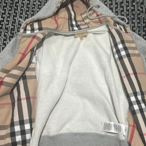 Burrbery zip hoddie - Grå burberry med storlek M men den passar mer som S. Vid mer frågor är det bara att  skriva.