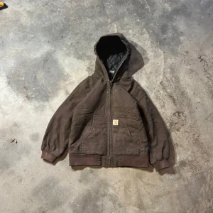Carhartt - Brun vintage jacka i hög kvalite Inga defekter den är som ny förutom att den har lite fläckar som går att tvätta bort  Loose fit