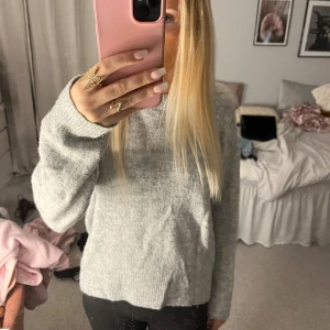 Stickad tröja - Fin stickad tröja knappt använd❣️