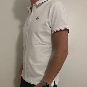 Moncler Pike - Moncler Pike storlek L | Sitter mer som en Medium | Nypris runt 2999kr, Mitt pris 1099kr | Perfekt för sommaren / finare tillfällen  | Condition 8/10 (Så gott som ny) Postas med PostNord / Instabox | Skriv om ni vill ha mer bilder så löser jag det🤙🏻