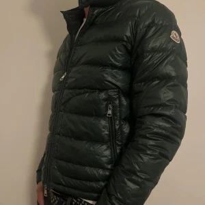 Moncler Acorus - Moncler Acorus Storlek 2(M) | Sitter mer som en Small | Nypris runt 12000kr, Mitt pris 3699kr | Perfekt jacka för hösten / vintern | Condition 8/10 (Avgör själva) Postas med PostNord / Instabox | Skriv om ni vill ha mer bilder så löser jag det🤙🏻