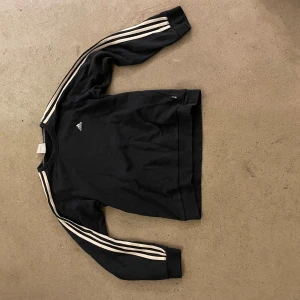 Adidas sweatshirt  - Adidas sweatshirt. Skriv om intresserad. Priset är ej fast.