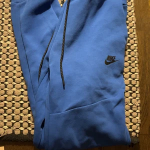 Nike tech - Hej, säljer denna OG Nike tech byxa, storleken är XS men sitter som small, jag är 1,80 och den sitter super, skick 9/10, använd cirka 2-3 gånger, säljs pågrund av inte min stil längre, 350kr, vid snabb affär skickas det samma dag, mvh Viktor 