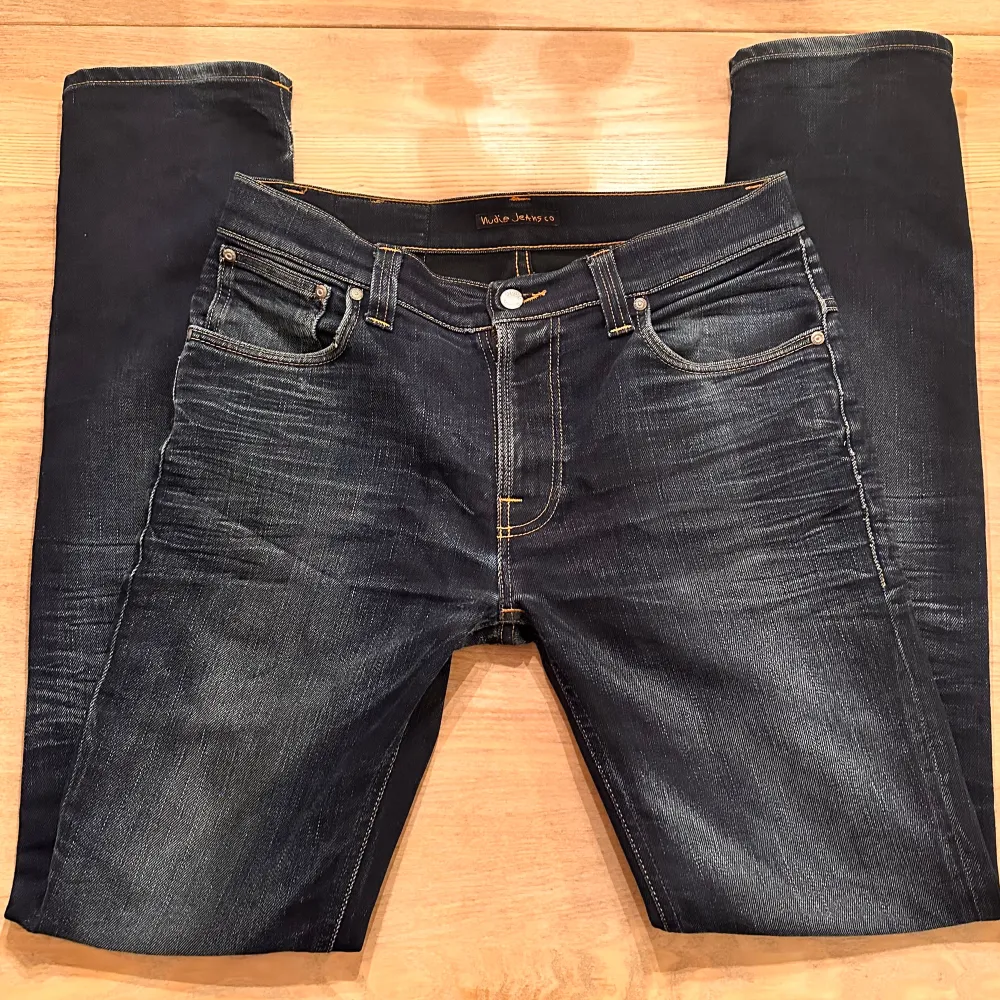 Tja säljer nu mina nudie jeans. Dåligt ljus så vill förtydliga att jeansen är mörkblåa! Skicket är 8/10. Hör av dig! Storlek 32/34 Nypris 1600kr. Jeans & Byxor.