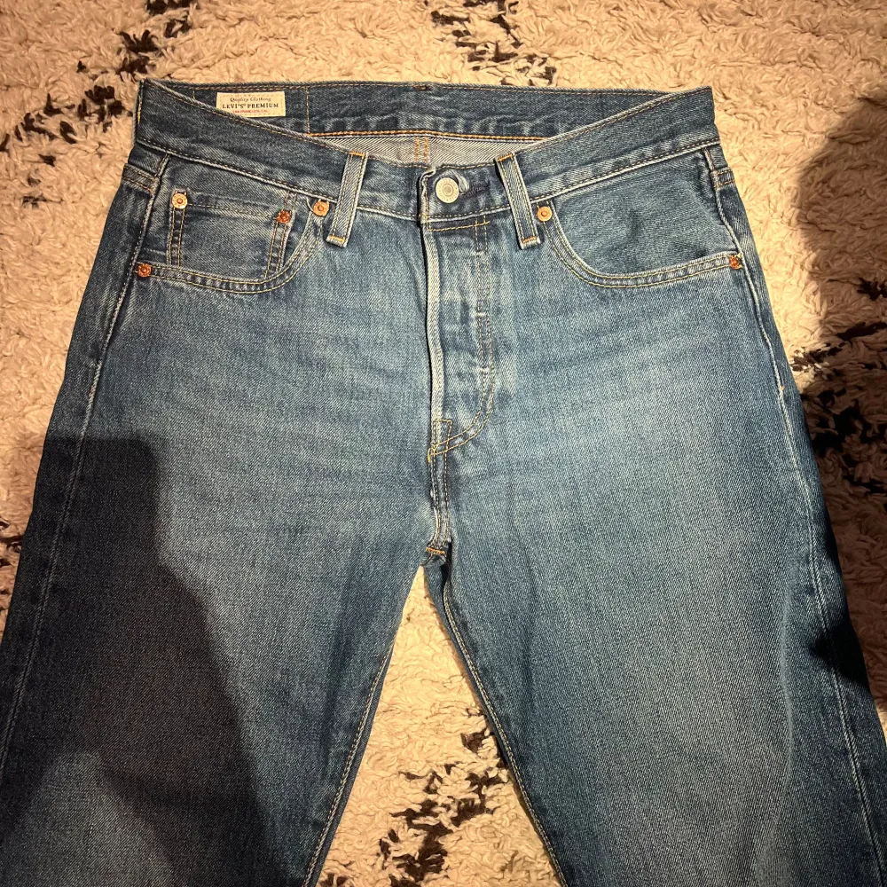 Ett par Levis 501 i nyskick som säljes då jag har växt ut dom. Storleken på byxan är 29 32 men passar som 29 30. Skriv vid övriga frågor. Pris är inte hugget i sten. Jeans & Byxor.