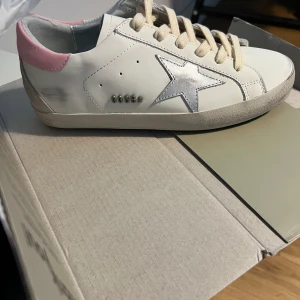 golden goose skor - helt nya golden goose skor säljes med påse och scan förstå. lågt pris då jag bara vill få sålt de. kom med prisförslag!💝