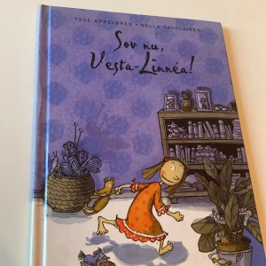 Sov nu, Vesta-Linnéa! - En charmig barnbok om Vesta-Linnéa som har svårt att somna. Boken är fylld med fina illustrationer och handlar om nattens utmaningar och känslan av att vara vaken ensam. Perfekt för barn som behöver lite extra hjälp att komma till ro på kvällen.