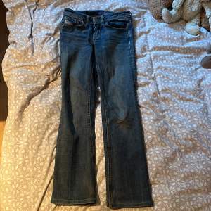 Jag älskar dessa jeans men de är lite för korta för mig nu, de är i bra skick och bootcut❤️Jag är ca 165 cm och skulle tro att de skulle passa i längd för 160 cm o kortare men jag vet inte exakt vad det är för längdstorlek på de men midjan är 25❤️❤️