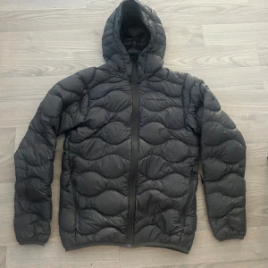 Peak performance jacka - Säljer en peak performance jacka i jätte bra skick💗Peak performance helium down Hood jacket