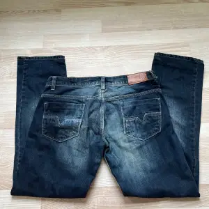 Sjukt snygga lågmidjade diesel jeans i fint skick.  Storlek xs/s Midjemått 40 cm  Innerbenslängd 75 cm  Snygga detaljer på fickorna, de är något ljusare i verkligheten än vad de verkar vara på bilden men skulle säga att den första bilden stämmer färg