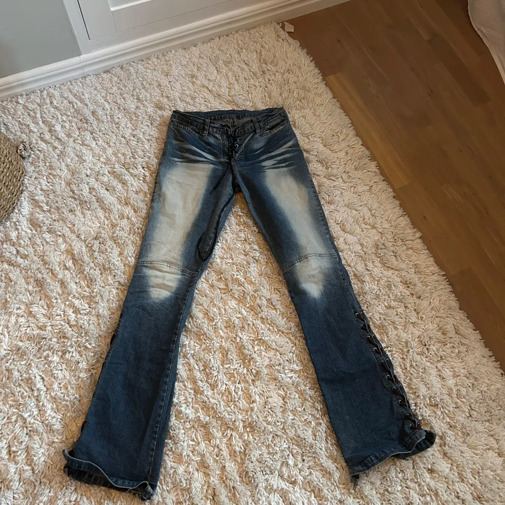 Säljer dessa asssss coola jeans med snörning!!!! Lite slitna i längst ner vid hälen annars jättebra skick💞💞. Jeans & Byxor.