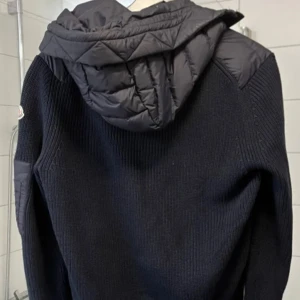 Moncler cardigan - Moncler cardigan skick 10/10 nfc funkar om du har frågor är det bara att ställa