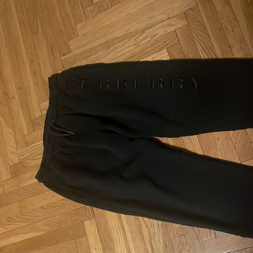 Det här är ett par sköna och snygga Burberry Joggingbyxor som är i mycket bra skick. Hör av er om ni är intresserade eller har frågor!. Jeans & Byxor.