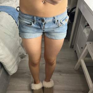 Lågmidjade shorts från &denim 💗 Midja: 34 cm 