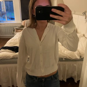 Söt kofta - Söt vit kofta från Hm i storlek M, liten i storleken (jag är 165 och brukar ha s/xs), använd en gång, 70kr