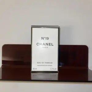 En Chanel nr. 19 som jag inte har fått så mycket användning av!  Använd enbart ett fåtal gånger, och majoriteten utav parfymen är kvar.