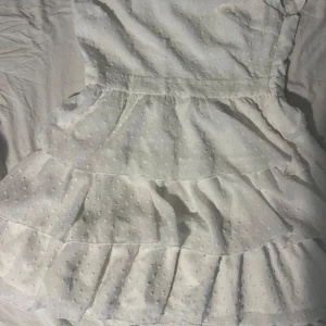 Studentklänning  - Studentklänning från showpo i storlek L. Passar en M då den är liten i storleken. Köpt för 700kr+ tull använd en gång så gott som ny. Säljer för 450kr