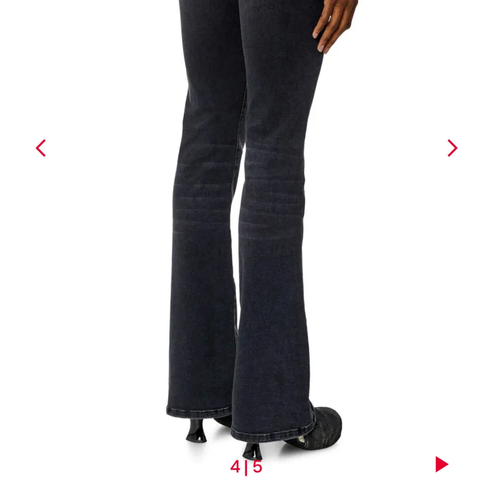 OBS säljer två jeans. En i storlek 23 i midjan och den andra 26 i midjan. Längden samma. Lågmidjade bootcut Diesel jenas i superfint skick!! Använd fåtal gånger! Perfekta i längd för mig som är 167cm lång Storlek: w23 L32 och w26 L32 Kan tänka mig sänka pris . Farkut & Housut.