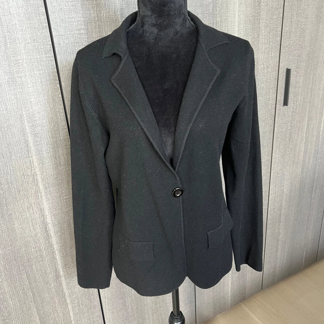 Svart stickad kavaj med knapp