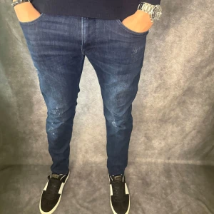 Replay anbass jeans med slitningar  - // Replay anbass jeans | Storlek W32/L32 | Benlängd: 103cm / Midja: 42cm | Nypris runt 1800kr | Kontakta för fler frågor eller funderingar // Deluxecloset