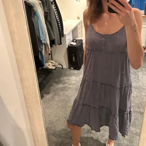 klänning  - En super gullig klänning med volanger💜