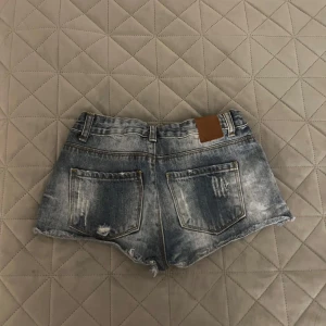 Jeansshorts  - Säljer dessa jätte fina jeansshorts. Jag säljer dessa för att dom är för små för mig deras storlek är 146. Vet inte vart shortsen är ifrån. Skriv om ni har fler frågor och priset kan diskuteras vid snabba affär❤️