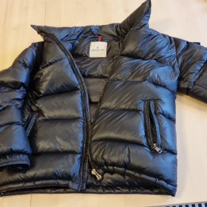 Moncler jacka - Moncler jacka dom tyvärr är för liten så säljer den nu, kedjan har tappat ditt handtag men 9/10 dkick (funkar fof) skriv vid frågor