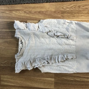 Stickad volang tröj  - Sticks volang tröja från Lindex bra skick 