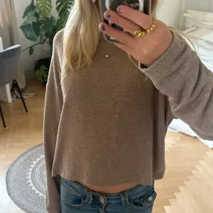 Snygg och mysig tröja från stradivarius! Färgen är perfekt nu till hösten och passar till allt🍁Dåliga bilder! Pris kan självklart diskuteras som på alla andra plagg jag lagt upp🥰 