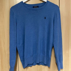 Ralph Lauren blå - Säljer en snygg blå tröja från Ralph Lauren i storlek XS. Den är i bra skick och använd ett par gånger. Bara skriva om frågor!🤙