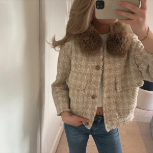 Jacka med pälskrage  - Superfin jacka med pälskrage💕 jackan är från h&m och pälskragen är i 100% rävpäls som jag satt dit med tryckknappar så den går att ta av om man vill🥰