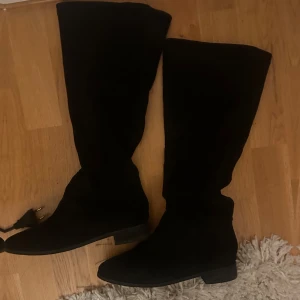 Knähöga boots  - Säljer dessa höga boots då de ej används💗 endast 1 cm klack 