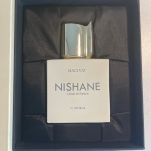Nishane Hacivat  - Nishane Hacivat 50ML flaska, använt typ 5-6ML utav 50, köpt för 1,800kr säljer för 1,2.