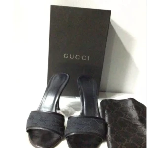 Gucci Klackar - DETALJER Material: Läder Färg: Svart Tillbehör: Inga  STORLEK EU: 38 Storbritannien: 5,5 USA: 7