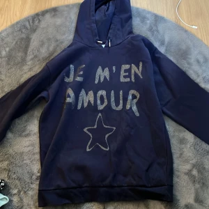 Marinblå hoodie  - Fint skick, använd några gånger