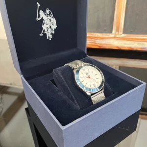 U.S Polo klocka  - Säljer nu min U.S POLO Argo stainless steel Bracelet som bara är använd ett par gånger. Hör av dig vid minsta fundering. Kom gärna med pris förslag!