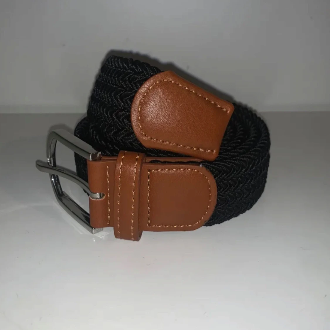 Svart flätat bälte med bruna detaljer