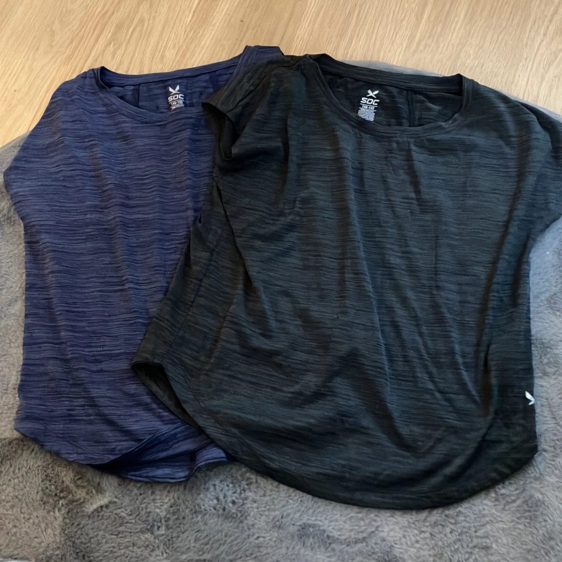 Två träningströjor