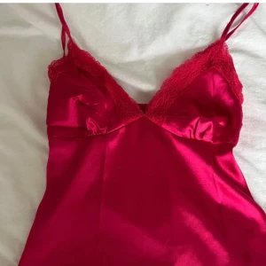 Linne - Rött linne med söta spetsdetaljer i storlek S, Känns lyxigt och funkar både som pyjamasstop och till vardags/fest❤️