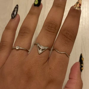 ringar - set med tre silver ringar. 10kr/st, alla för 30kr.  kontakta mig för flera bilder eller frågor 🩶