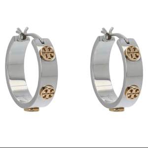 Tory Burch Women's Miller Stud Hoop Earrings i Ny skick. Silver och guld med påse