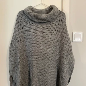 Stickad poncho  - Grå stickad poncho 🌟