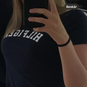 Tommy Hilfiger t-shirt (S) - Marinblå t-shirt i storlek S. Priset kan diskuteras 